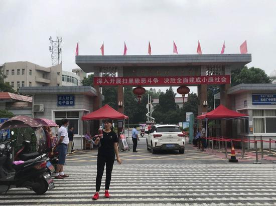 一位陪读妈妈在学校门口录最后一条视频。