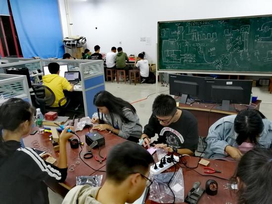 学生组织焊接大赛