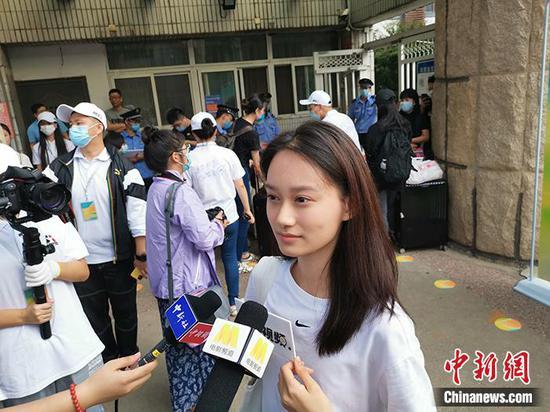 夏梦接受采访。中新网记者 宋宇晟 摄
