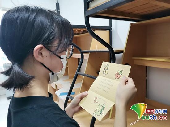 图为大一新生在阅读收到的手写信。南昌工学院团委 供图