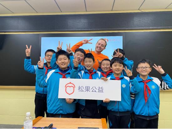 王富贵与巨鹿县乡村学生在课堂上合影
