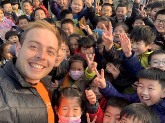 外教老师王富贵和巨鹿县孩子们在一起
