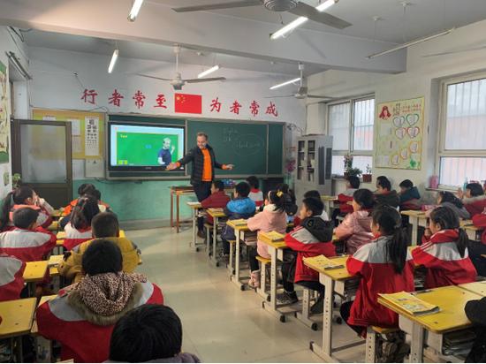 王富贵在给巨鹿县乡村学生上英语课