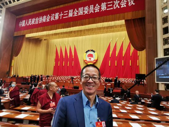 2020年两会,俞敏洪在人民大会堂会场