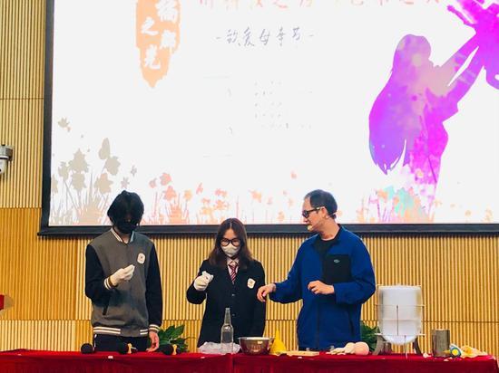 橘郡学子上台体验“神奇的液氮”科学秀
