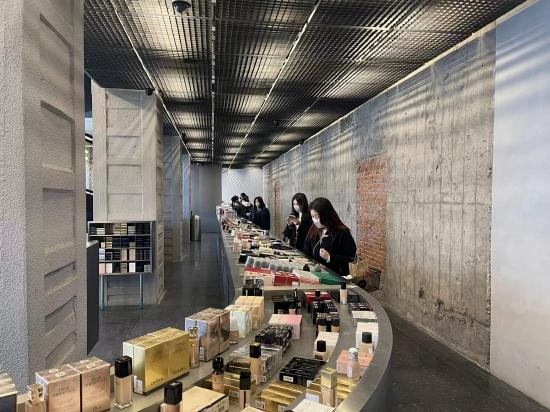 北京三里屯HARMAY话梅美妆集合店内,消费者挑选小样。图/新京报贝壳财经记者 于梦儿 摄