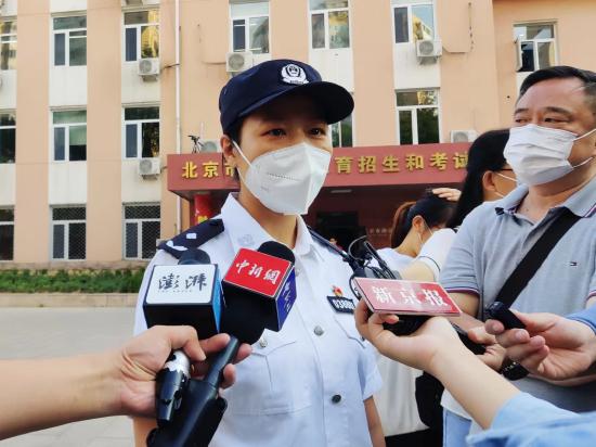 北京市公安局海淀分局高校内保支队政委周雪艳介绍高考安全保障相关情况。