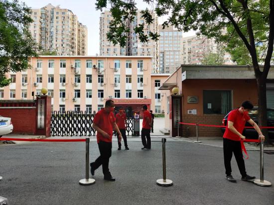 早上5:24,北京市海淀区教育招生和考试中心院外,工作人员拉起可伸缩活动围栏。本文图片均为澎湃新闻记者 程婷 摄