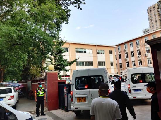 6:10高考试卷运送车辆以及警车停满了考试中心的院子。