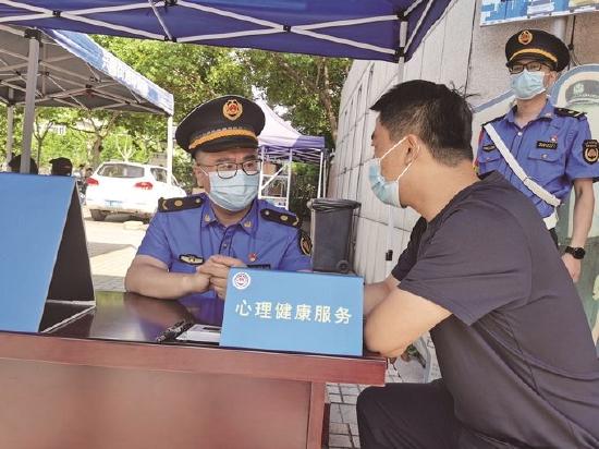 建邺城管在给考生家长做心理咨询。 通讯员供图