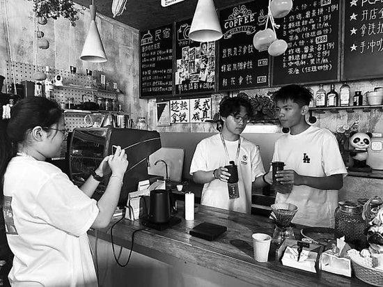 夏各庄镇学生在直播中介绍村咖。摄影 马平川