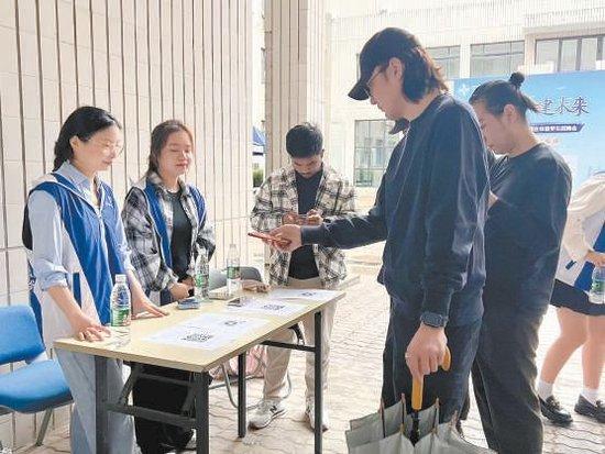 留学生扫码了解岗位需求。 本报记者 王雅晴摄