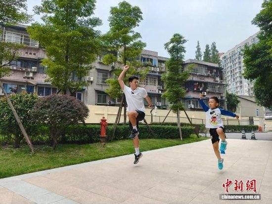 在成都某小区空地上,上门体育教练张意带着小学员训练。陈选斌 摄