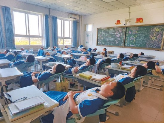 昌平区阳坊学校初中部配齐可躺式课桌椅。学校供图