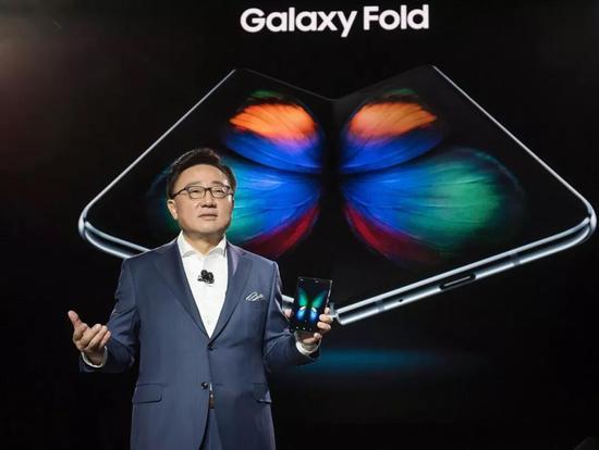 2月21日,三星电子移动通信部门总裁高东真在Galaxy Fold发布会上展示折叠屏手机。来源:被访者供图