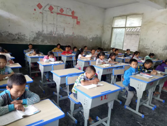 (2017年6月,贵州省铜仁市沿河土家族自治县群英小学的孩子们用上了新桌椅)