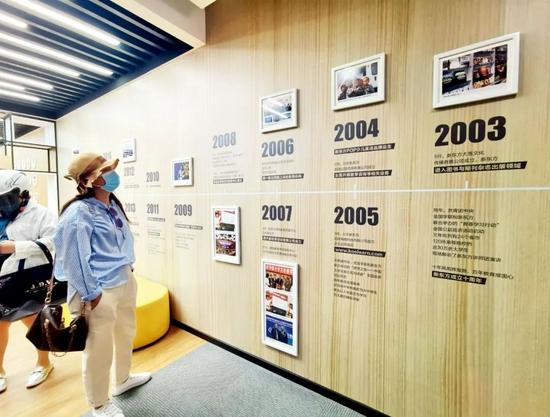 2020年5月,江苏南京市,一家新东方学校内展出的十年发展历程。图/人民视觉