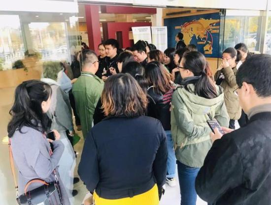 报名结束,仍有不少未能成功报名的家长不愿离去。