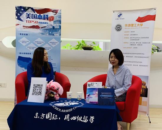 东方国际教育交流中心的高级总监孙博老师(左)