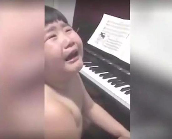 ‘熊孩子学钢琴,这状态几乎人生绝望啊!’图片来源:腾讯视频,萌宝搞笑