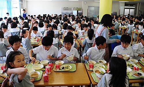 资料图:在日本首都东京学艺大学附属小金井小学食堂,学生在用餐。(新华社)