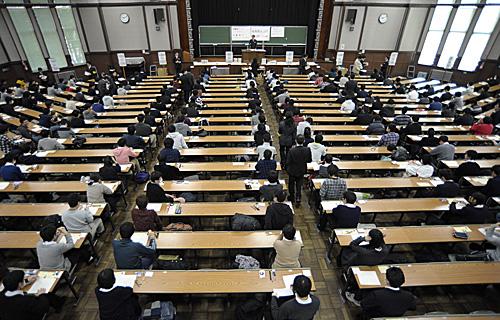 资料图片:考生在日本东京大学的考场参加大学入学统一考试(新华社)
