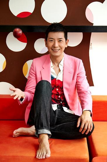 中国内地著名的节目主持人兼歌手、演员、情感作家及天使投资人戴军