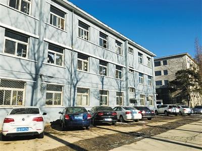 警方“突击”的迷笛学校宿舍楼。该楼居住着300余男生。