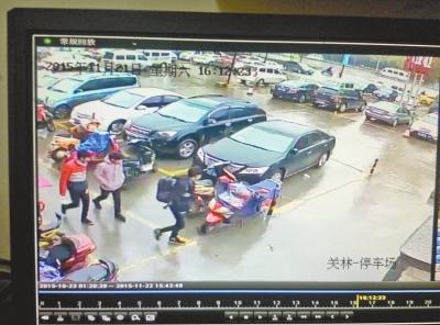 TV门口的监控显示仨孩子一起离开监控视频截图