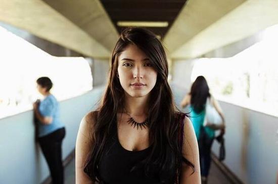 罗马尼亚一名女摄影师,用手中的相机记录了将近40国的美女。(图片来源网络)