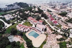 上世纪90年代,蛇口国际学校租用别墅区做校舍,图中“八”字形建筑大部分用以学校教学,泳池上方建筑是教堂,于上世纪90年代末拨给学校使用。