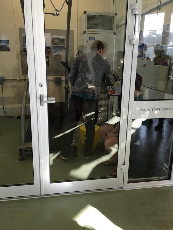 这个实验室可模拟珠穆朗姆峰的气压环境,监测志愿者在此极端环境下的反应