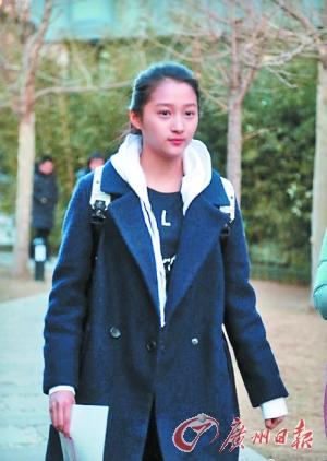 “小倾城”关晓彤素颜参加北京电影学院表演学院考试,最终的专业成绩将于4月15日公布。