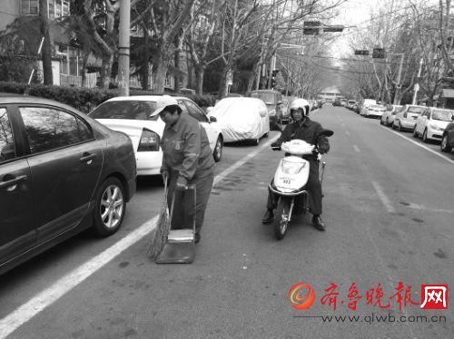 赵磊骑着电动车巡检自己的片区。本报记者 赵波 摄