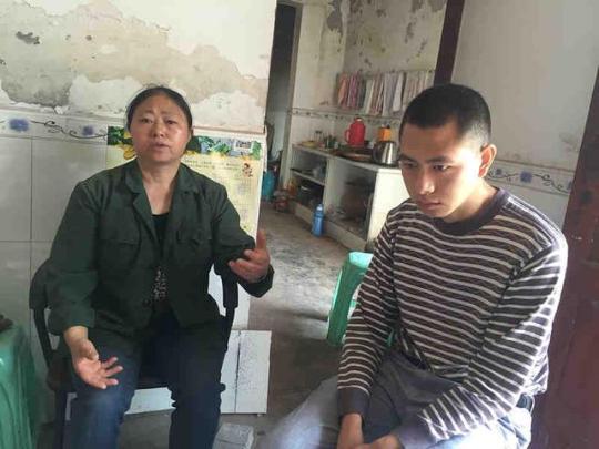 张润(右)和母亲鄢世会。上游新闻记者 王鑫 摄