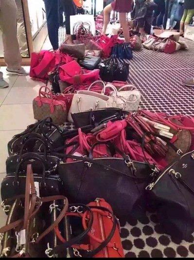 名牌皮件店推出两小时华人代购专场特卖,由于购买数量不限,上百名代购,几乎抢光店内所有存货。图片来源:台湾《世界日报》