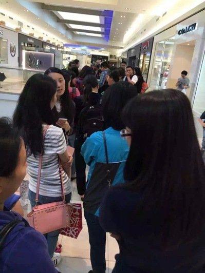 名牌皮件店推出两小时代购专场特卖,开卖前店门口大排长龙,清一色都是华人代购。图片来源:台湾《世界日报》