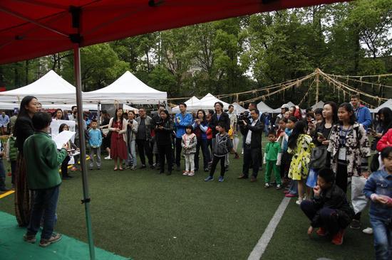 在集市会上学生们召开信息研讨会