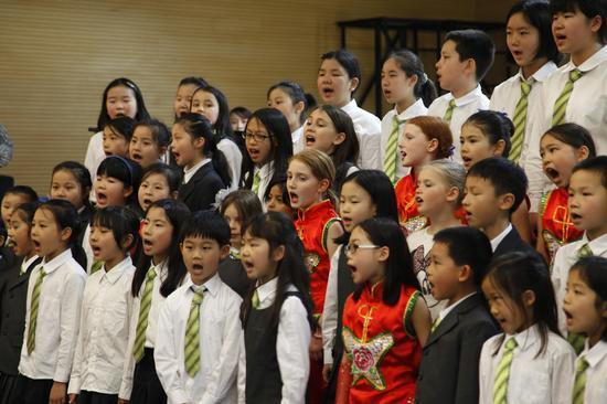 在环保集市会上学生们精彩的音乐表演