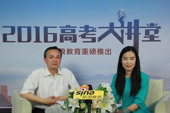 北京信息科技大学招生就业处副处长刘斌(左)
