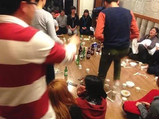 (我们在度假村的小别墅里喝酒做游戏,热闹非凡)