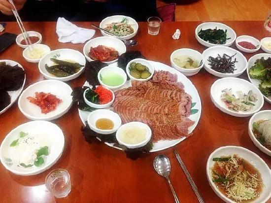 (晒一晒我们在韩国料理店吃到的美食:韩式熏鸭子)