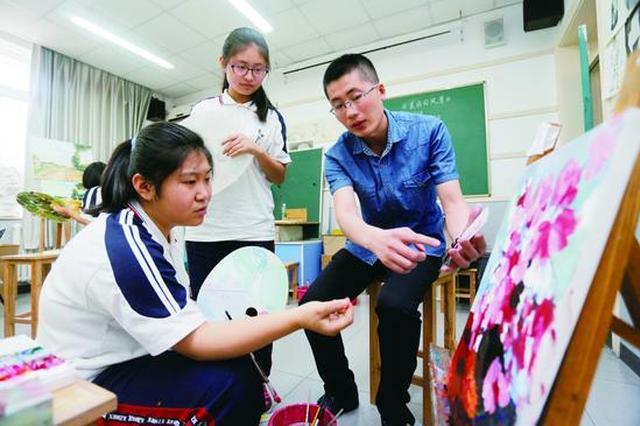 图为北京市徐悲鸿中学开设校本课程,促进学生个性成长。