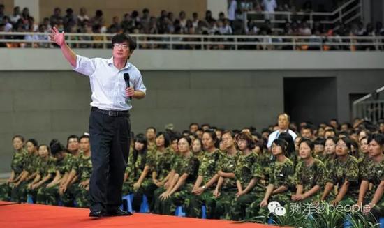 郑强给2012届研究生新生上入学后的第一堂课。资料图