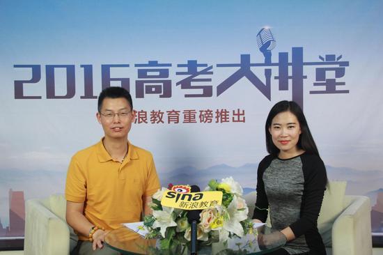 中南大学招生办公室吴末生(左)