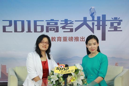 北京联合大学招生就业处副处长鲍桂莲(左)
