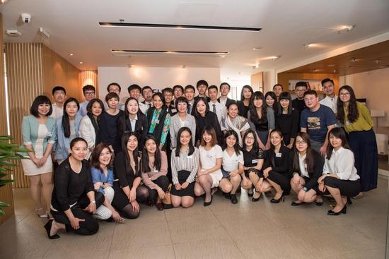 贝塔斯曼校园达人(Talent Meets Bertelsmann,简称TMB)2016总决赛参赛团队及评审嘉宾合影。
