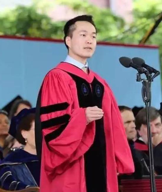 中国大陆学生首登哈佛毕业典礼演讲台