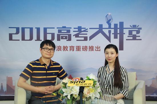 南政法大学招生办公室副主任李启登(左)