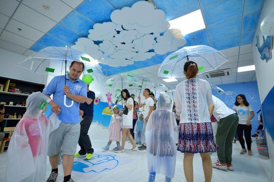 父母带着孩子感受室内的“水、雨、雪”变化